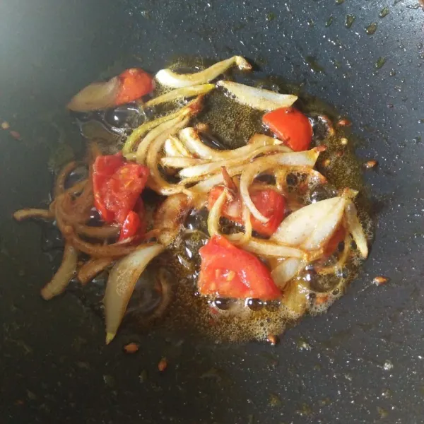 Tumis bombay dan tomat yang telah diiris, setengah matang kasih merica bubuk.