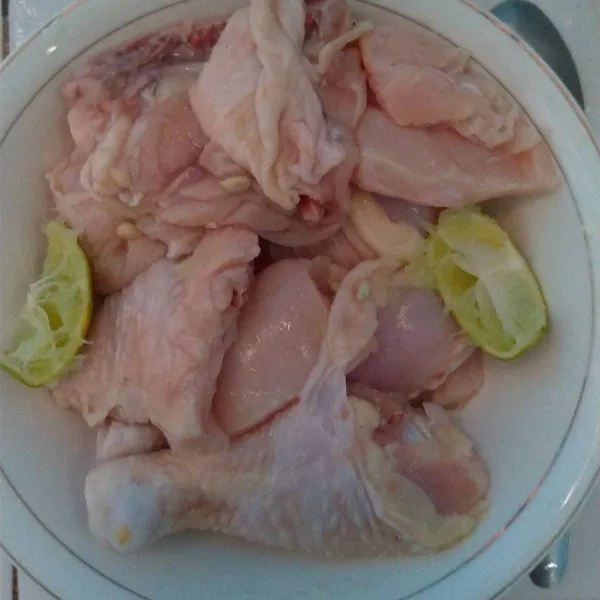 Cuci bersih ayam dan beri perasan jeruk nipis.
