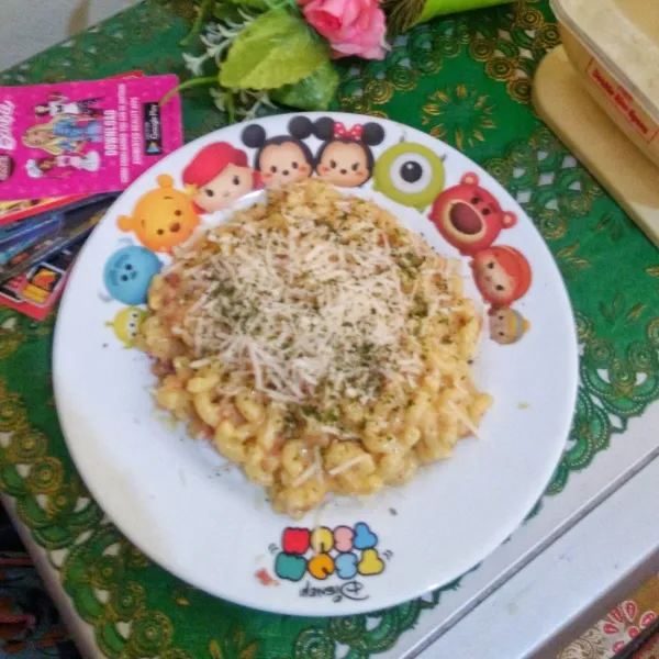 Letakkan dalam piring. Taburi dengan keju parut dan peterseli bubuk. Sajikan.