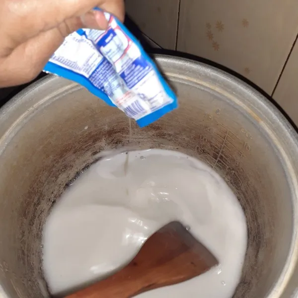 Tambahkan susu kental manis, aduk.