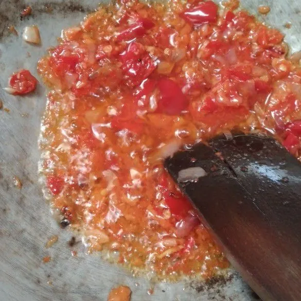 Tumis hingga harum, setelah harum masukkan sosis dan bakso.