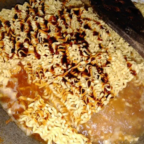 Setelah kuah mendidih masukkan mie, tambahkan kecap manis lalu aduk hingga rata.