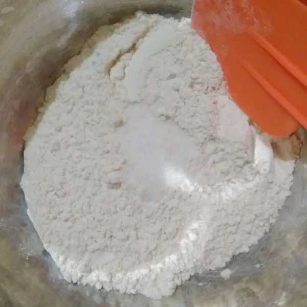 Masukkan tepung terigu dan garam kedalam mangkok.