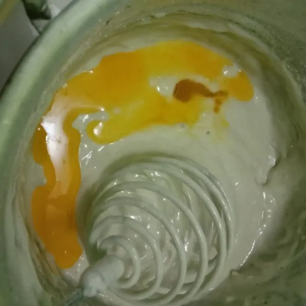 Campur mentega yang sudah di lelehkan kocok hingga tercampur.
