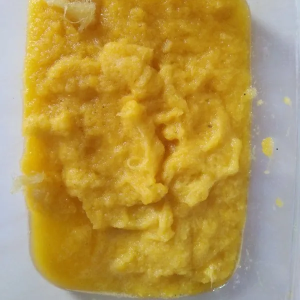 Kupas nanas, buang matanya, cuci bersih menggunakan air garam, lalu parut.