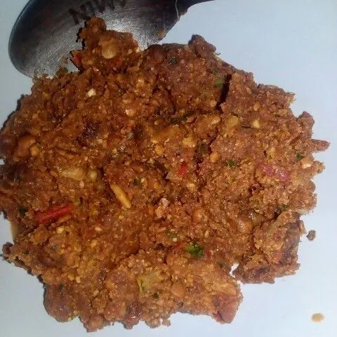 Letakkan sambel pecel ke dalam mangkuk