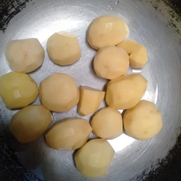 Kupas kentang kemudian cuci bersih.