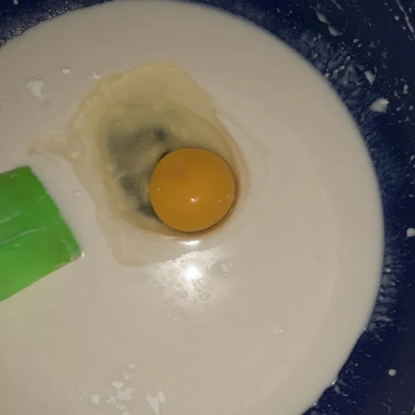 Tambahkan telur lalu aduk.