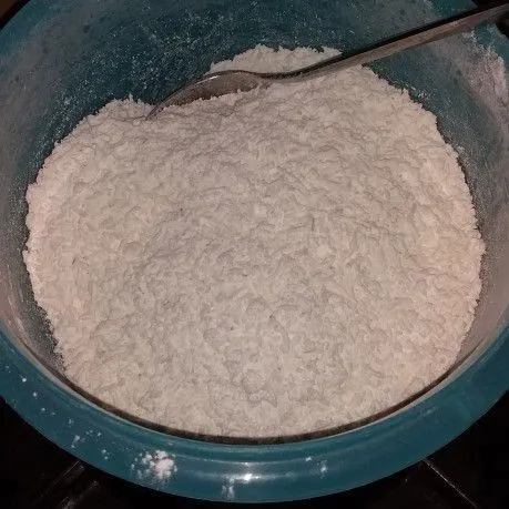 Campurkan tepung ketan, garam, dan kelapa parut. Aduk hingga tercampur rata.