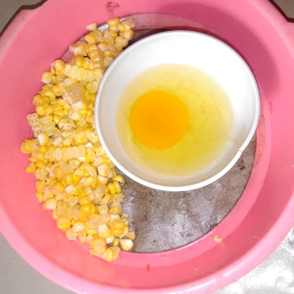 Cuci jagung kemudian pipil, siapkan telur.