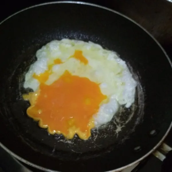 Ceplok telur di wajan / teflon.