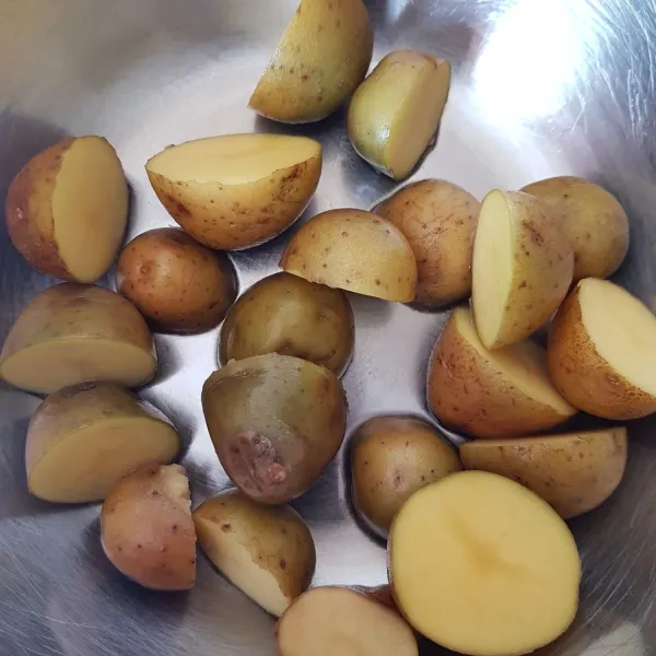 Cuci bersih baby potato, kemudian belah menjadi 2 bagian.