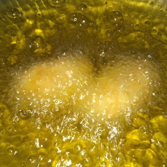 Panaskan minyak goreng kroket sampai berwarna keemasan. Usahakan semua bagian adonan terendam minyak, supaya tidak pecah, dan jangan terlalu sering dibolak balik.