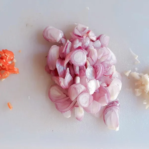 cincang bawang putih & cabai, iris tipis bawang merah