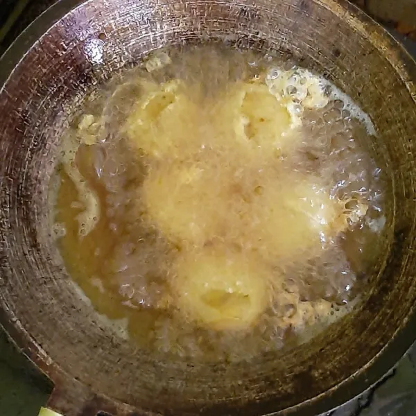 Goreng dalam minyak panas. Sajikan setelah matang.