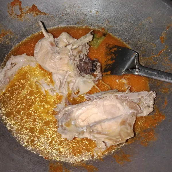 Masukkan ayam yang sudah di presto tadi, tambahkan sedikit gula. Masak sampai mendidih.