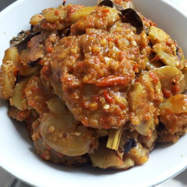 Jengkol balado siap di hidangkan.