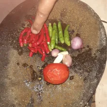Giling bumbu halus cabai merah, cabai rawit, bawang merah, bawang putih, dan tomat.