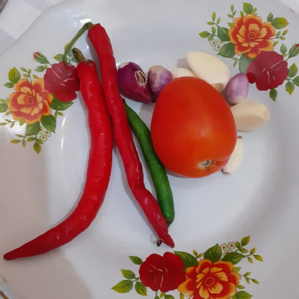 Siapkan bahan dan ulek hingga halus.