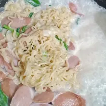 Lalu masukkan indomie, masak sebentar hingga matang.