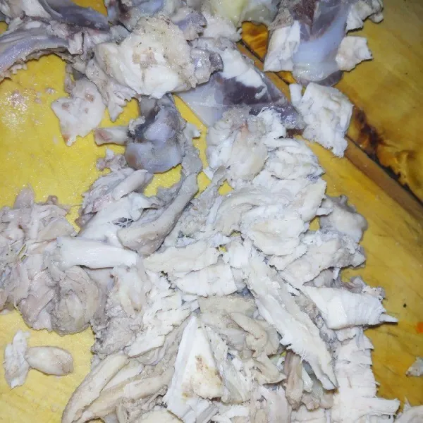 Rebus ayam hingga matang kemudian suir suir. Sisihkan.