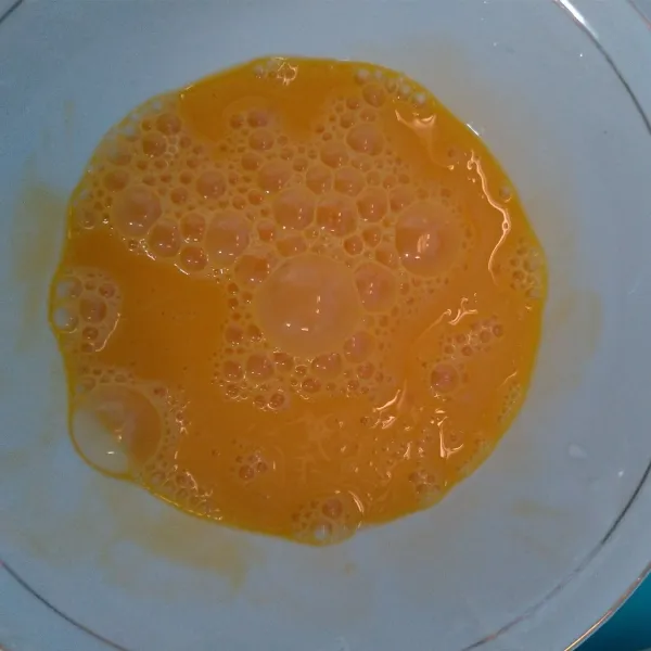Aduk-aduk 1 buah telur.