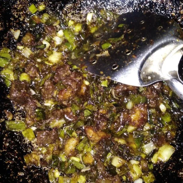 Masukkan gula dan penyedap rasa, aduk hingga rata.