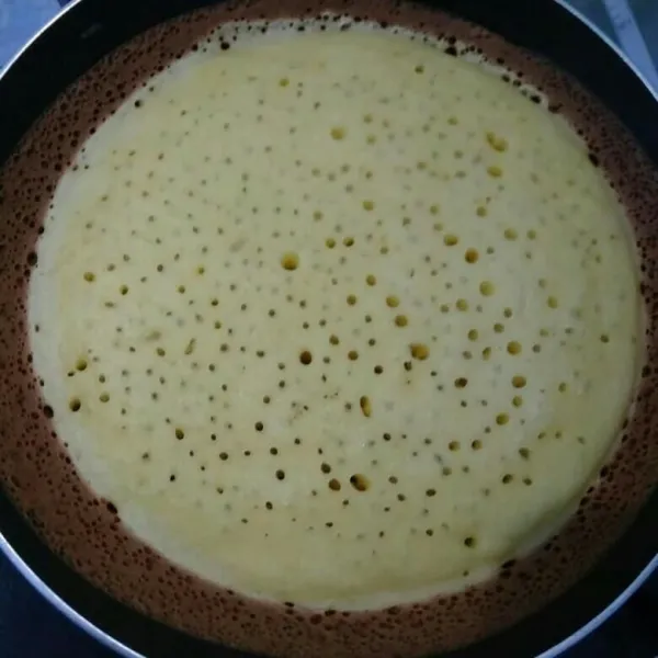 Setelah terlihat berlubang / bersarang, beri taburan gula pasir kemudian olesi dengan margarin.