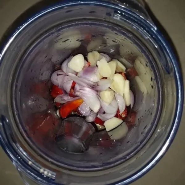 Blender halus bumbu ayam suwir, kemudian tumis hingga harum.