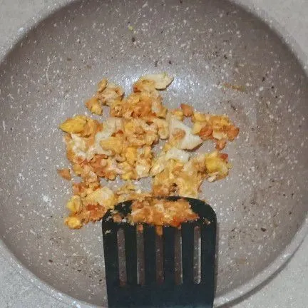 Telur diorak arik sampai tercampur rata dengan bumbu. setelah semua tercampur rata, Orak Arik Telur Pedas siap dihidangkan.