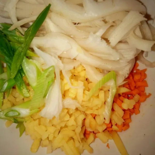 Siapkan jamur tiram suwir, kentang, wortel , dan daun bawang.