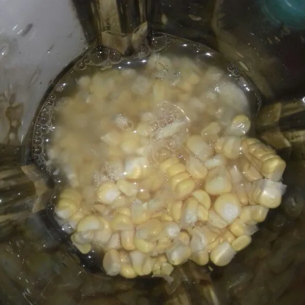Lalu blender jagung dengan air.
