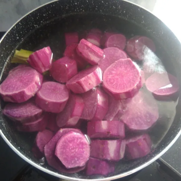 Masukkan ubi ungu, rebus selama 5 menit dengan api sedang dan panci di tutup. Setelah 5 menit matikan api, diamkan selama 30 menit, jangan buka tutup panci.