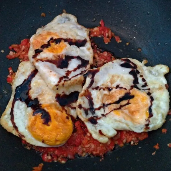 Masukkan telur, beri kecap manis dan garam.