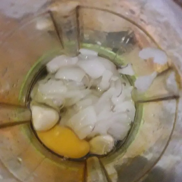 Masukkan cumi potong, bawang putih dan telur kedalam blender, haluskan.