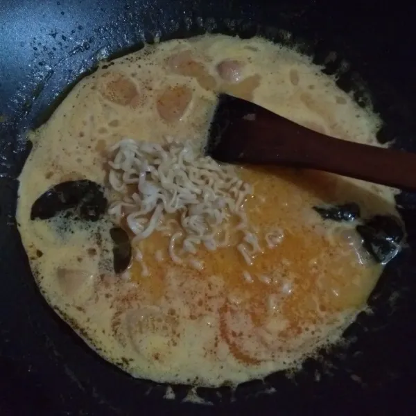 Setelah mendidih, masukkan mie instan.