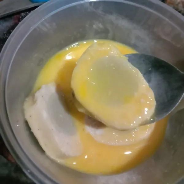 Kocok telur lalu baluri rolade hingga merata.