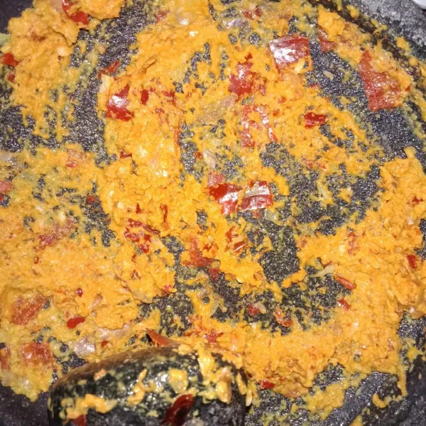 Ulek bumbu halus, bawang merah, bawang putih, cabai, kunyit, kemiri, dan ketumbar.