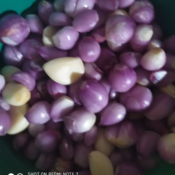 Haluskan bawang merah dan bawang putih.