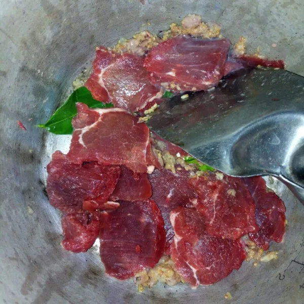 Setelah harum,masukkan daging dan tumis sampai daging berubah warna.
