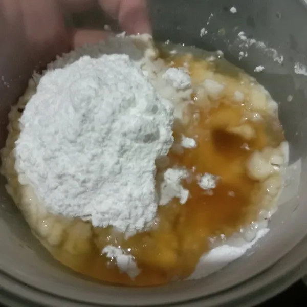 Siapkan tepung tapioka dan tepung beras, larutkan dengan air gula.