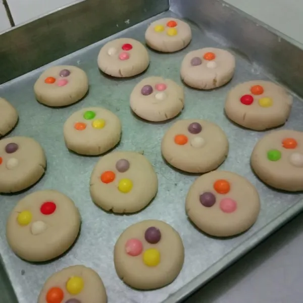 Bentuk cookies sesuai selera beri toping, cookies siap untuk di oven selama 45 menit. Sajikan saat matang.