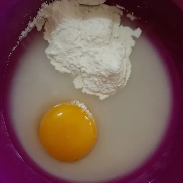 Sambil menunggu crust pie, buat isian. Masukan semua bahan kecuali keju.