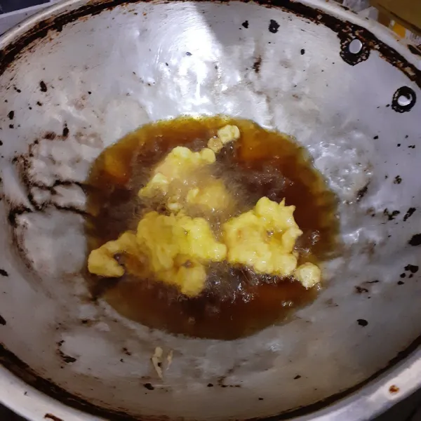 Kupas telur puyuh, baluri dengan tepung, dan goreng.