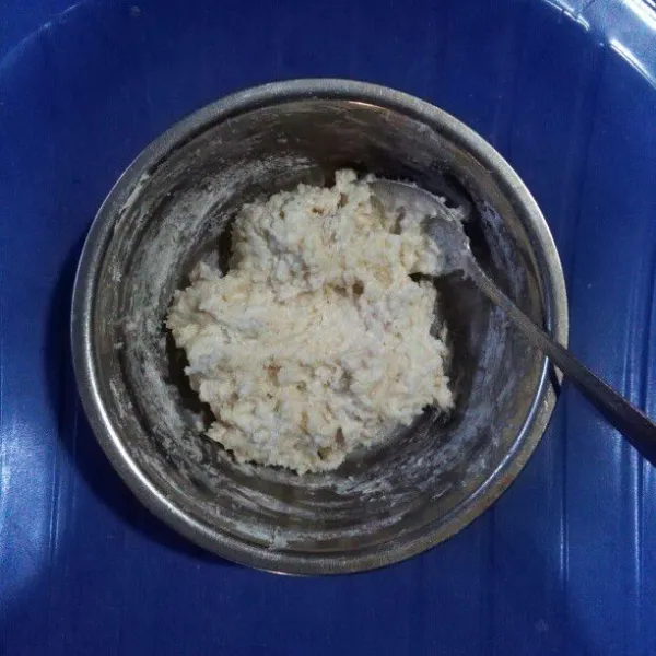 Tambahkan air panas sedikit demi sedikit sambil diaduk hinggga adonan pas kelembabannya.