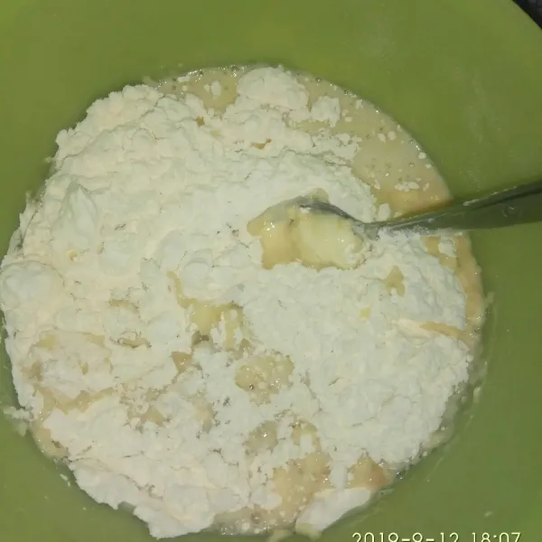 Aktifkan ragi dengan mencampur susu hangat kuku, gula dan ragi. tunggu hingga berbusa. Setelah berbusa campur dengan campuran tepung, telor. Aduk hingga rata.