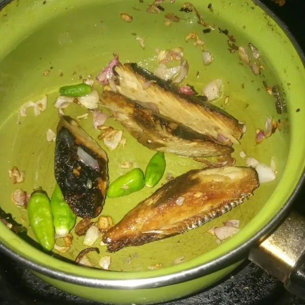 Tumis bawang merah,  lalu masukan ikan tongkol dan cabai rawit.