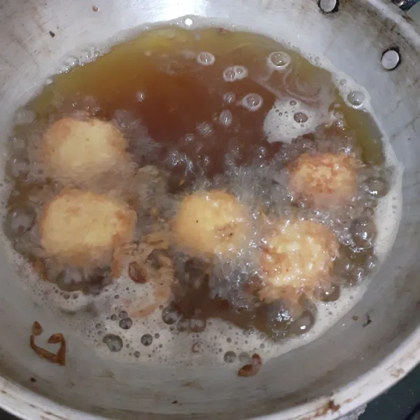 Goreng tofu dengan balutan telur kocok.