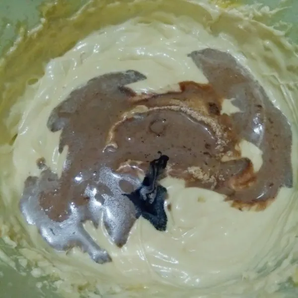 Masukkan seduhan kopi dan pasta mocca.