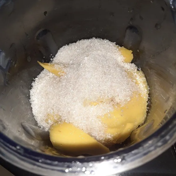 Tambahkan gula dan sedikit air, lalu haluskan dengan menggunakan blender.